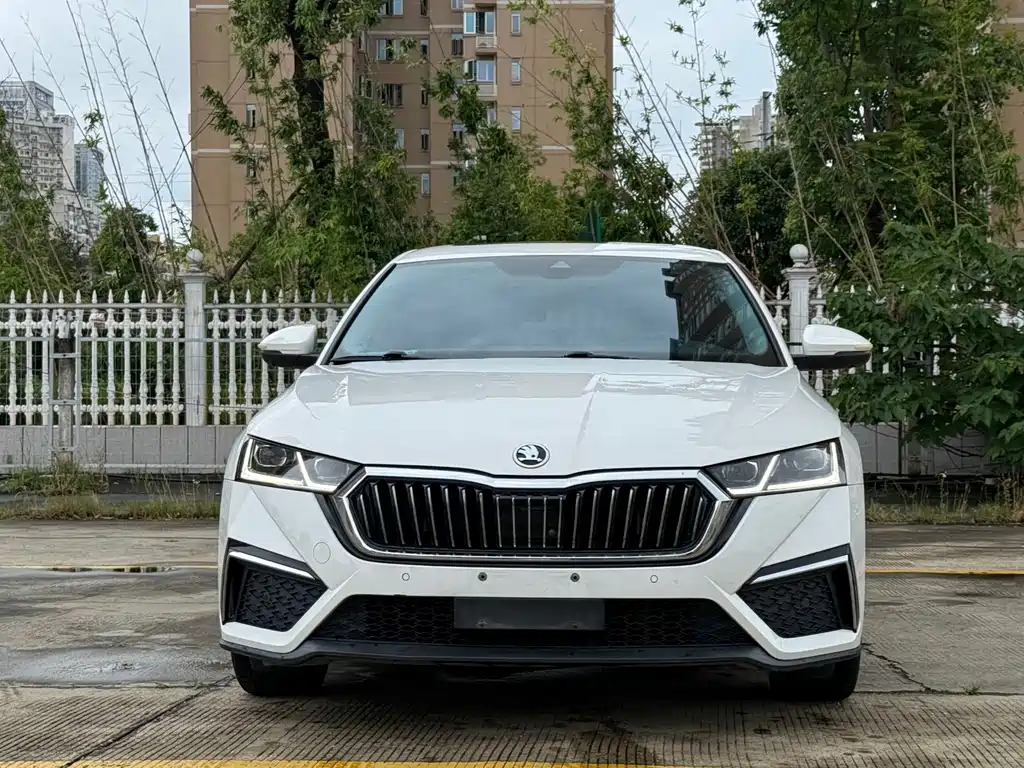 Skoda Octavia 2023 — фото 2