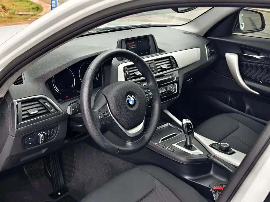 BMW 1 Series 2019 — фото 17