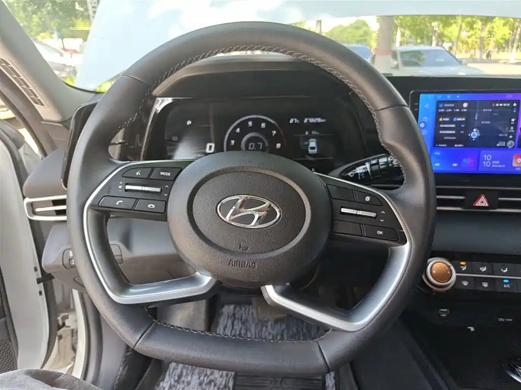 Hyundai Elantra 2022 — фото 11