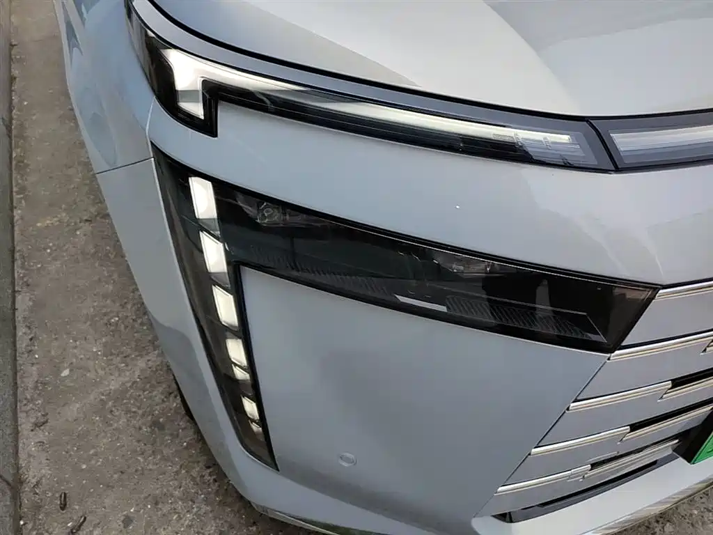 GAC Motor E8 PHEV 2024 — фото 13