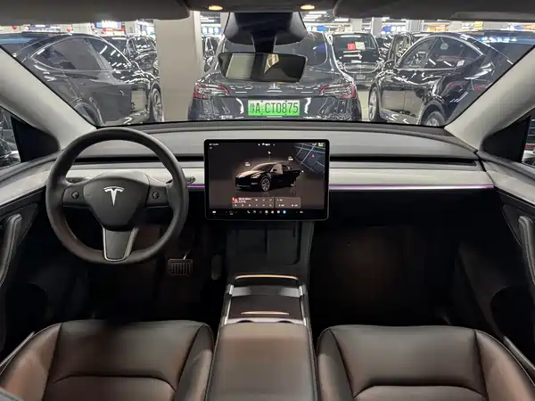 Tesla Model Y 2025