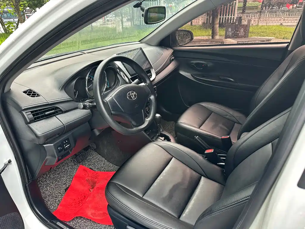 Toyota Yaris L 2017 — фото 13
