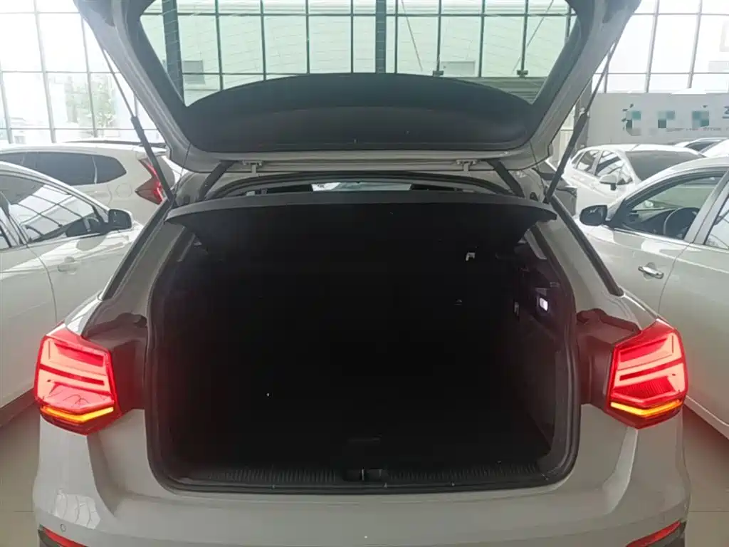 Audi Q2L 2019 — фото 19