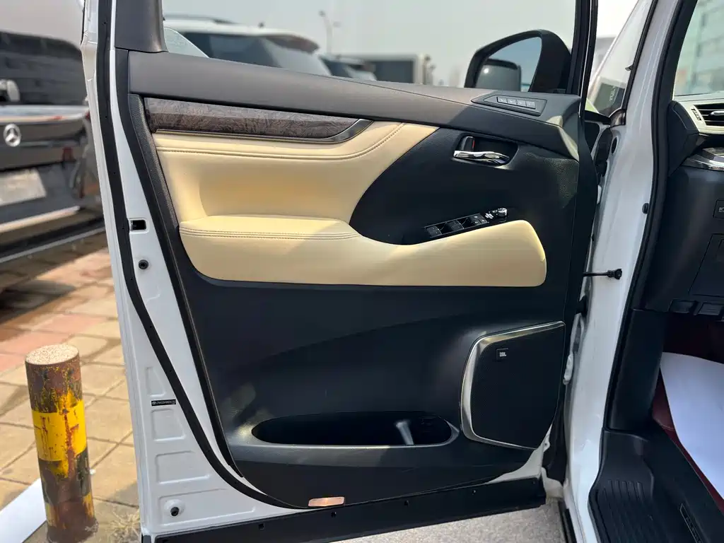 Toyota Alphard 2022 — фото 8