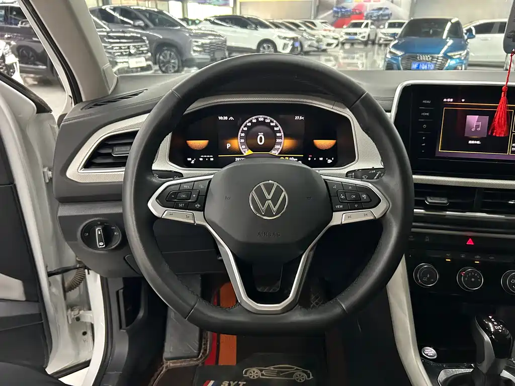 Volkswagen T-Roc 2023 — фото 9
