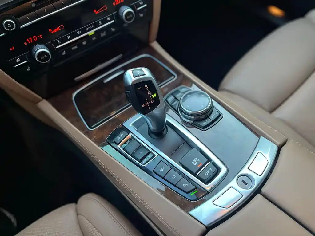 BMW 7 Series 2016 — фото 19