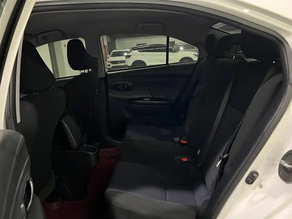 Toyota Yaris L 2022 — фото 10