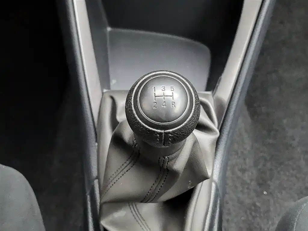 Toyota Yaris L 2015 — фото 13