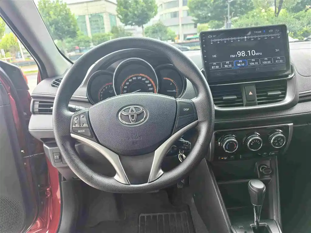 Toyota Yaris L 2023 — фото 13