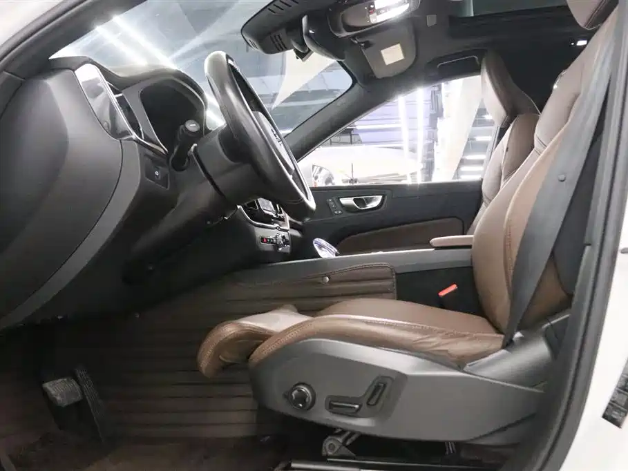 Volvo XC60 2023 — фото 12