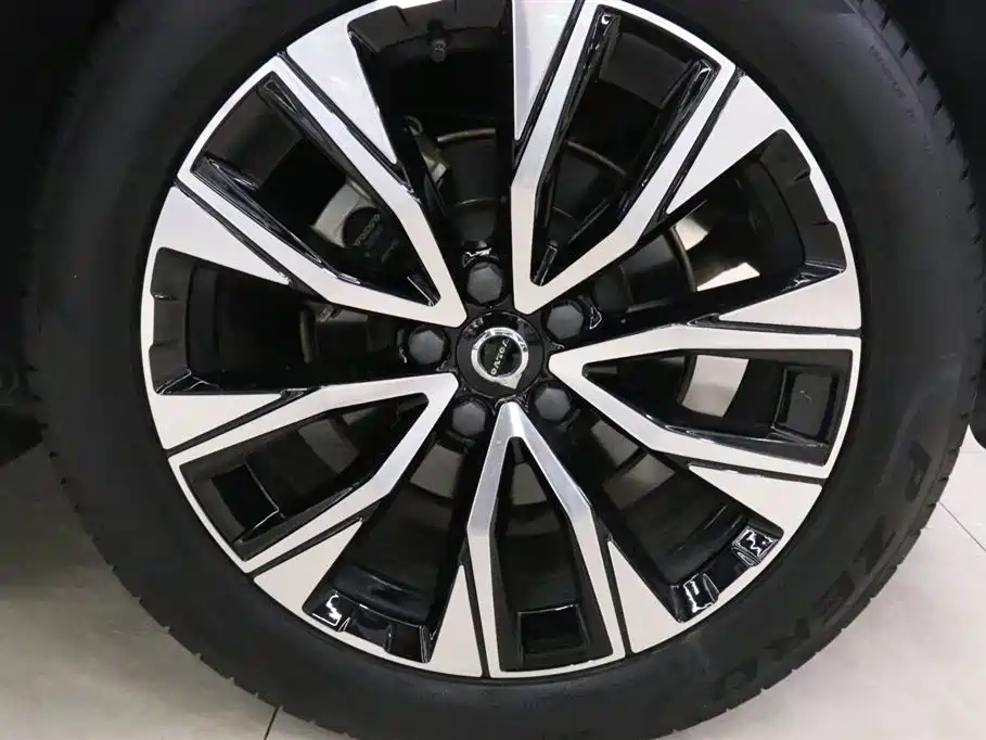 Volvo XC60 2023 — фото 17