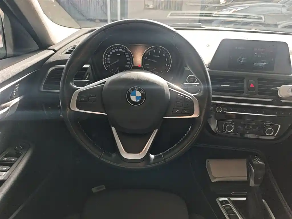 BMW 1 Series 2018 — фото 11