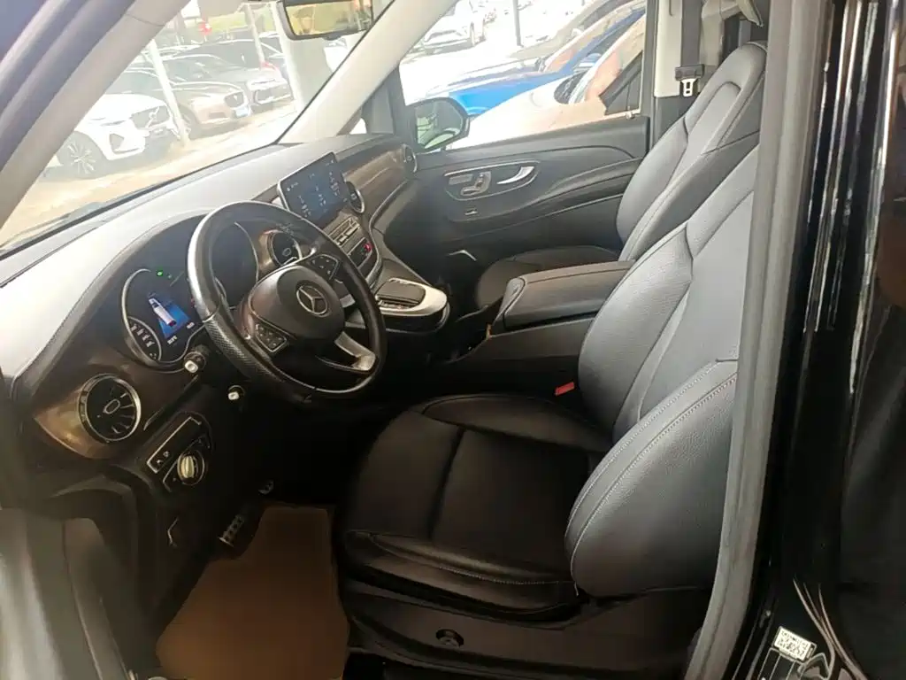 Mercedes-Benz V-Class 2022 — фото 15