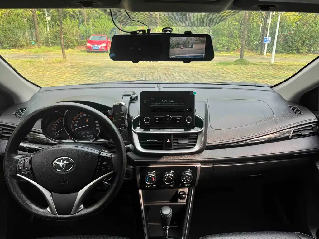 Toyota Yaris L 2022 — фото 17