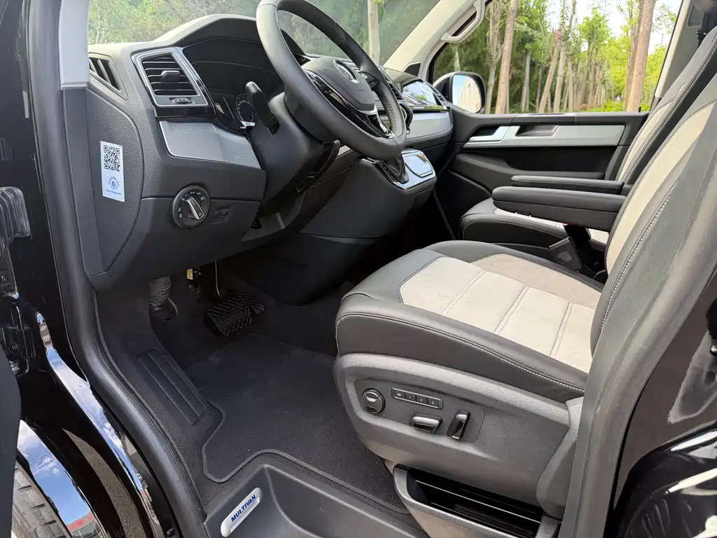Volkswagen Multivan 2017 — фото 11