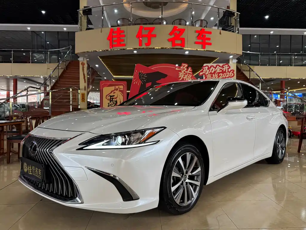Lexus ES 2020 — фото 1