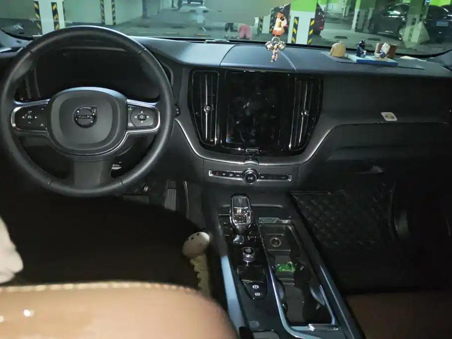 Volvo XC60 2022 — фото 12