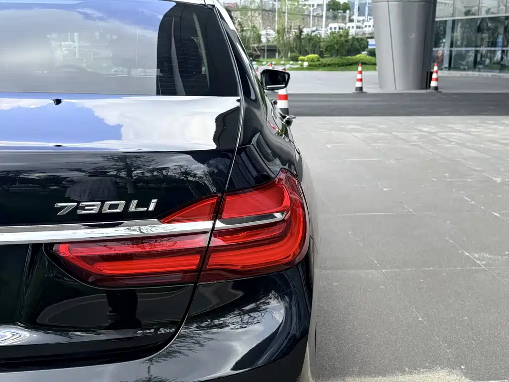 BMW 7 Series 2017 — фото 10