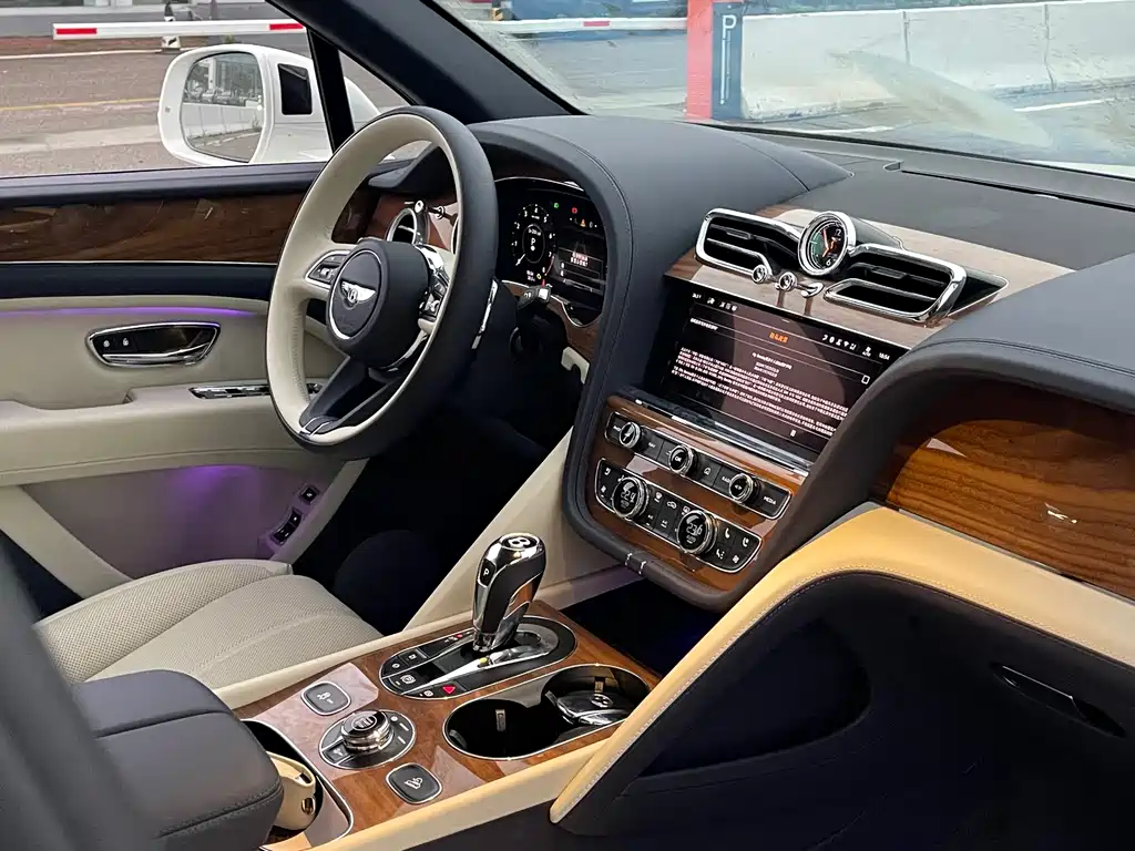 Bentley Bentayga 2025 — фото 15