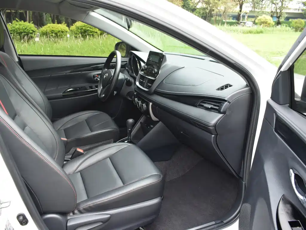 Toyota Yaris L 2023 — фото 13