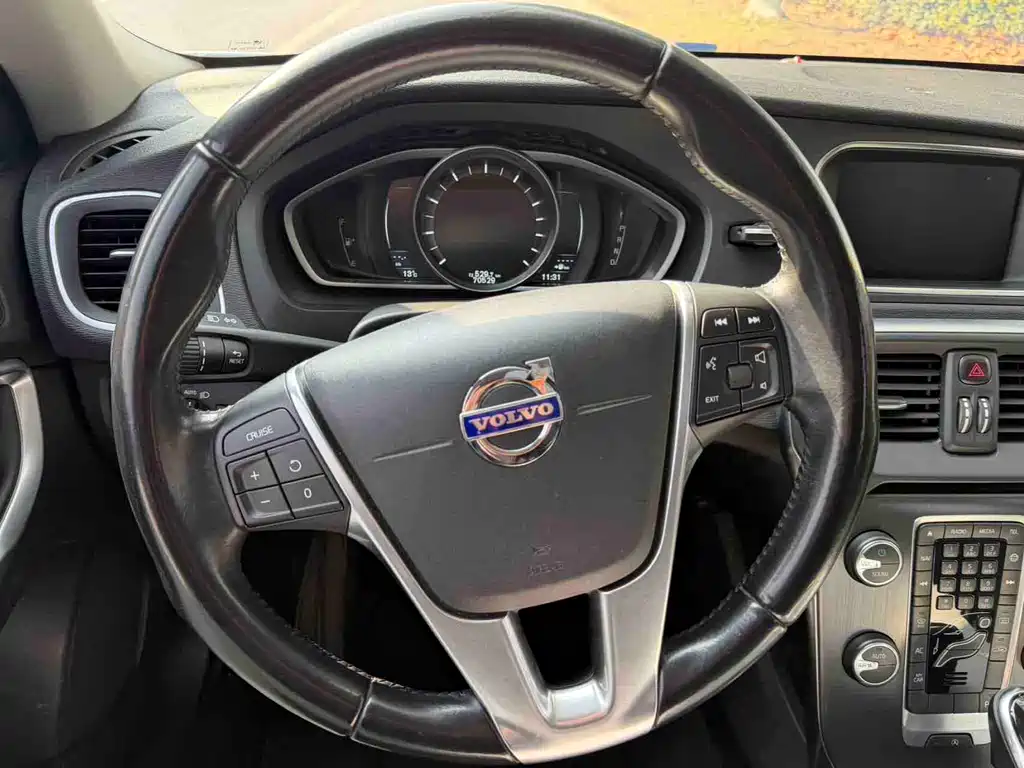 Volvo V40 2015 — фото 14