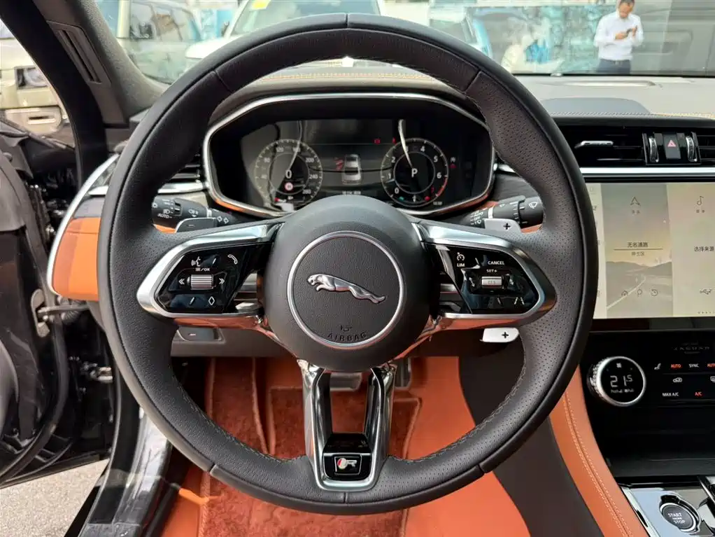 Jaguar XFL 2025 — фото 10