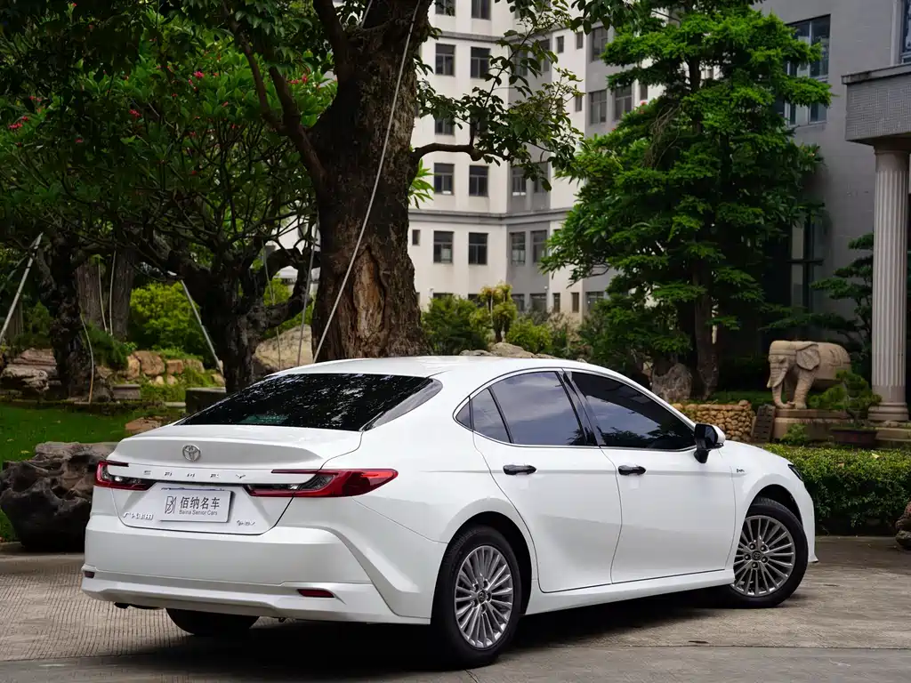 Toyota Camry 2024 — фото 8