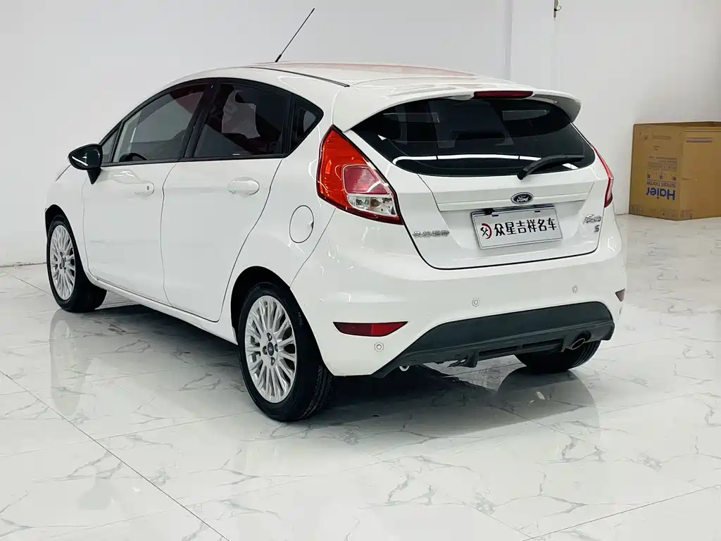 Ford Fiesta 2014 — фото 12