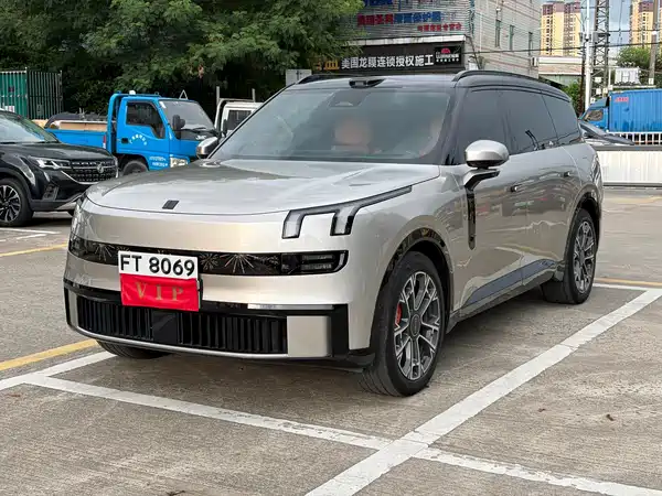 Lynk & Co 900 2025