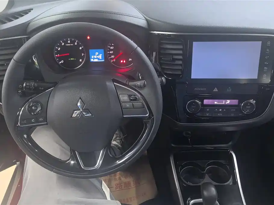 Mitsubishi Outlander 2018 — фото 12