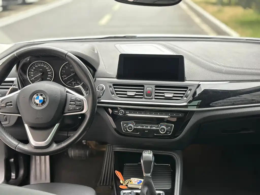 BMW 1 Series 2018 — фото 9
