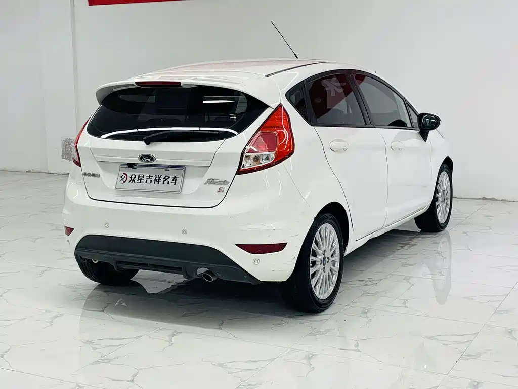 Ford Fiesta 2014 — фото 11