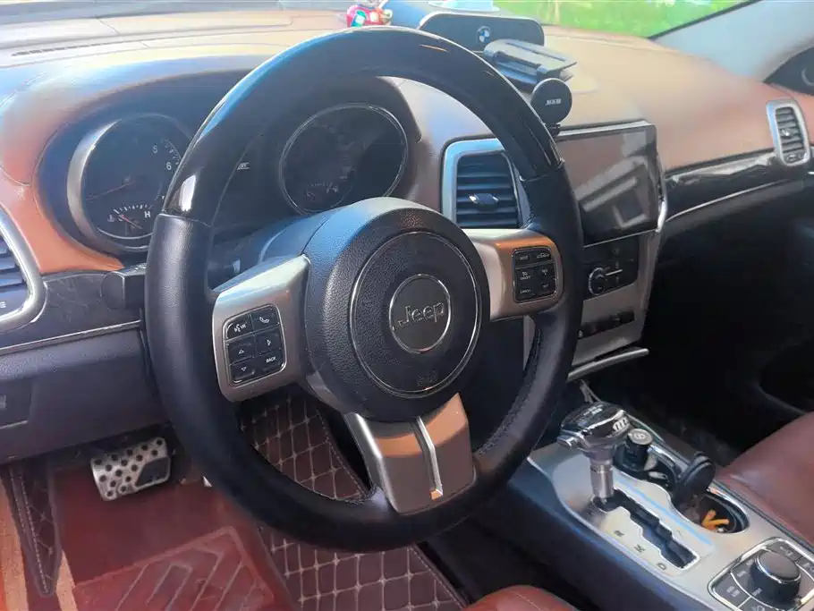 Jeep Grand Cherokee 2013 — фото 12