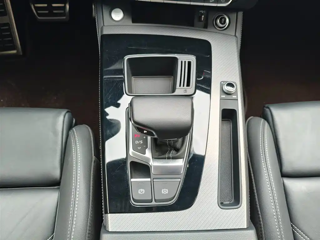Audi Q5L 2024 — фото 11