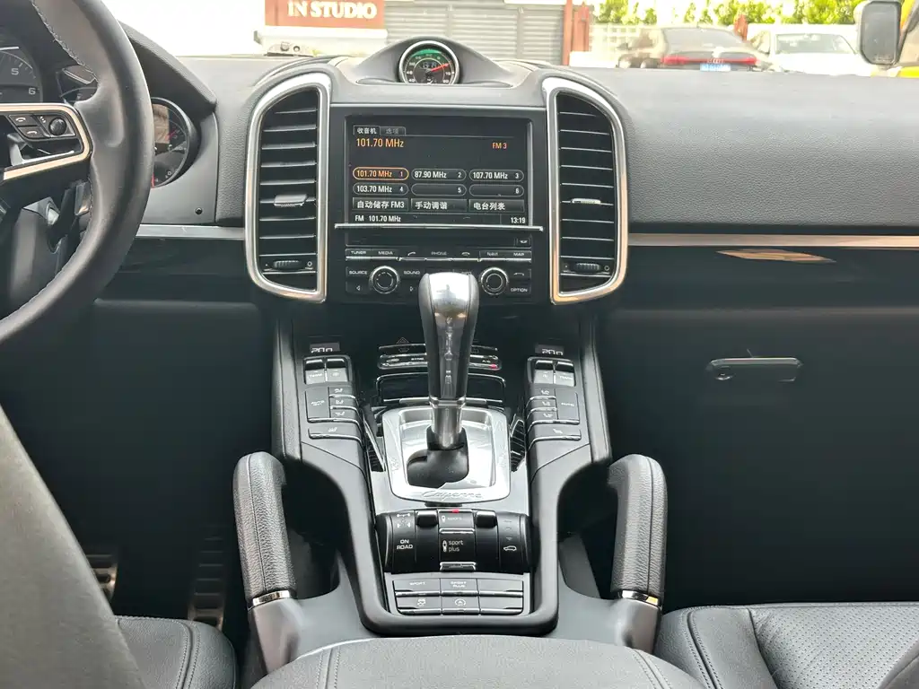 Porsche Cayenne 2015 — фото 24
