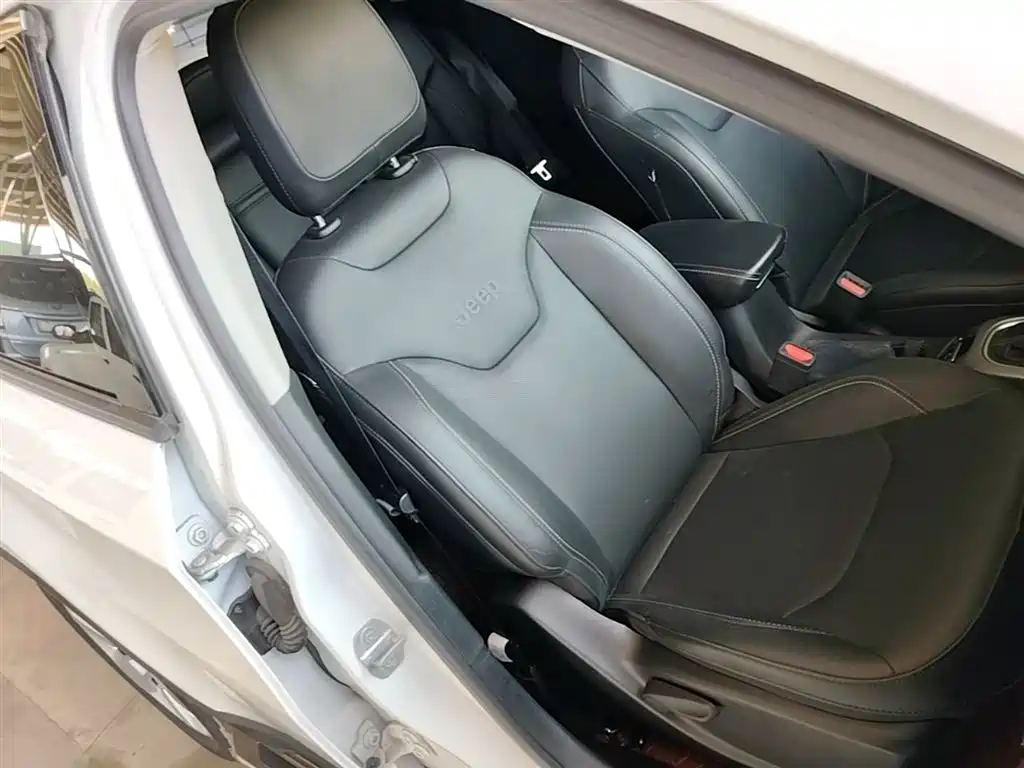 Jeep Compass 2018 — фото 25