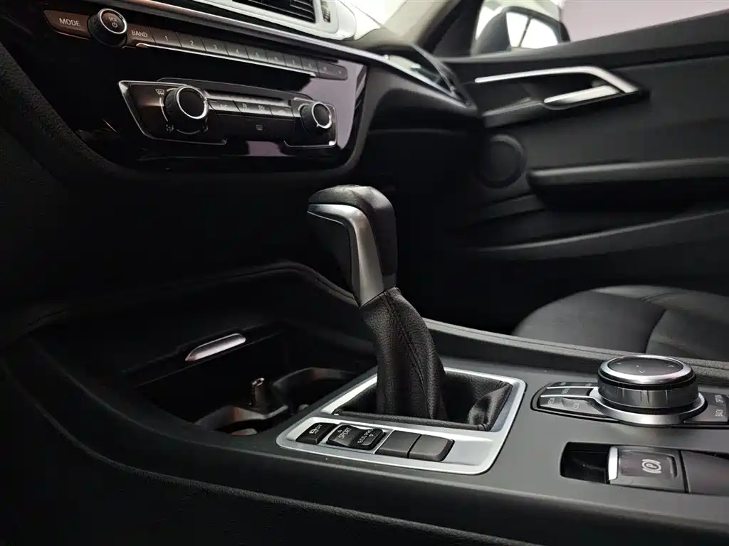 BMW 1 Series 2019 — фото 12