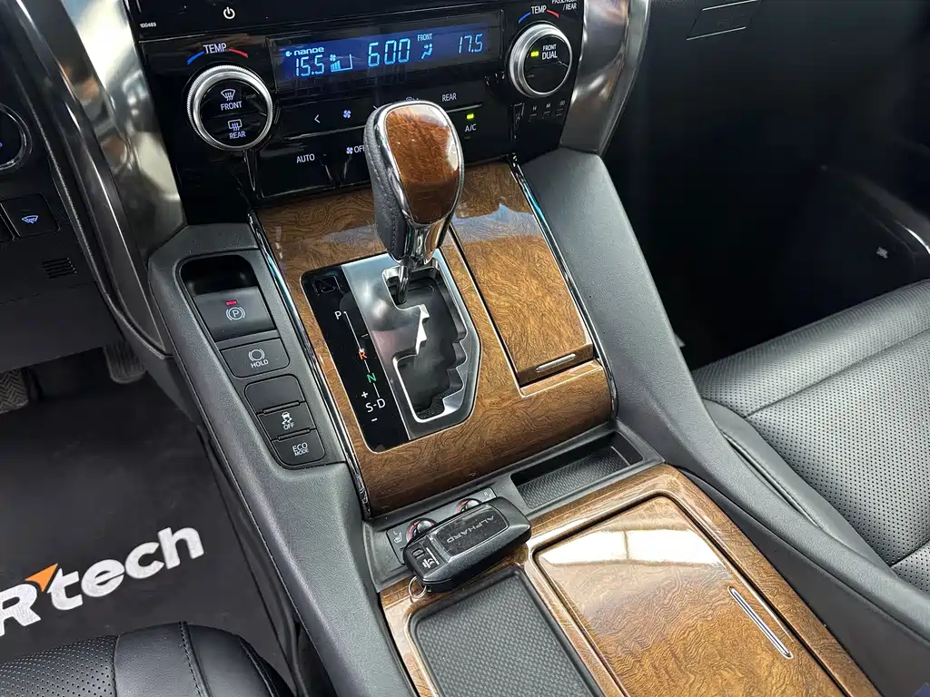 Toyota Alphard 2017 — фото 24