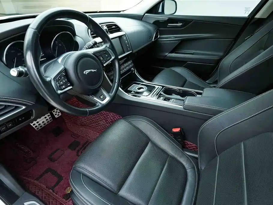Jaguar XE 2015 — фото 10
