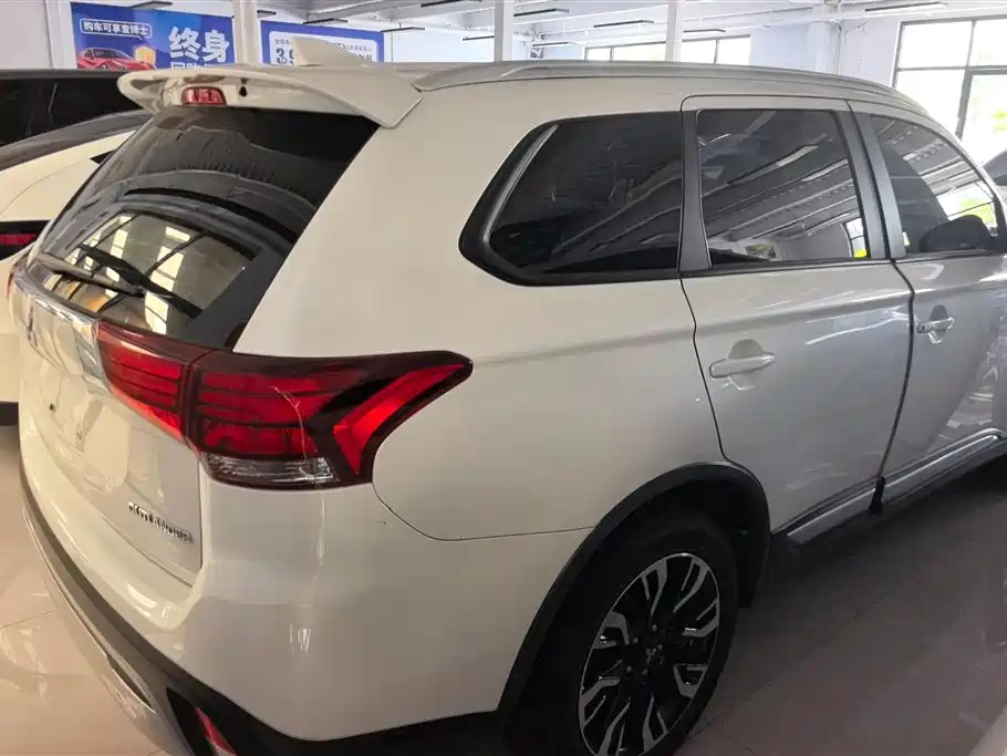Mitsubishi Outlander 2020 — фото 3