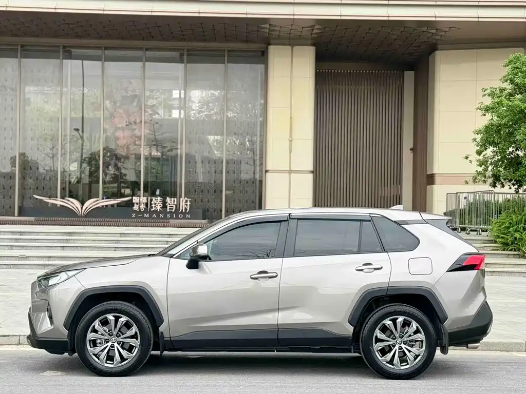 Toyota RAV4 2024 — фото 2