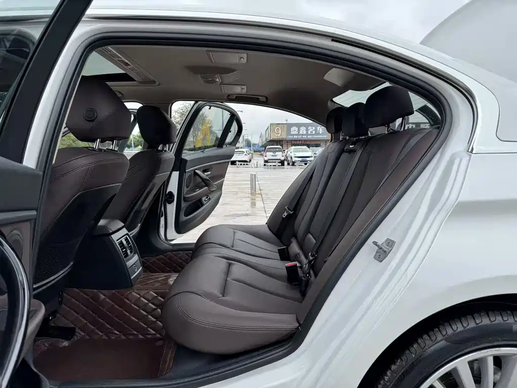 BMW 3 Series 2018 — фото 16