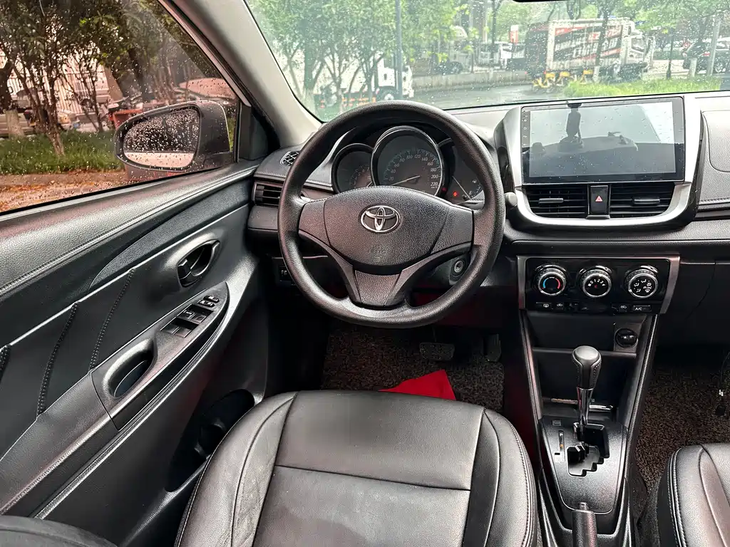 Toyota Yaris L 2017 — фото 12
