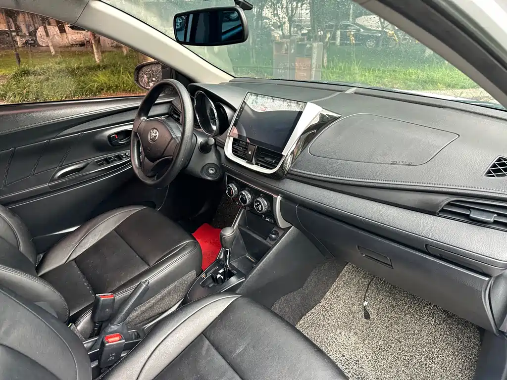 Toyota Yaris L 2017 — фото 18