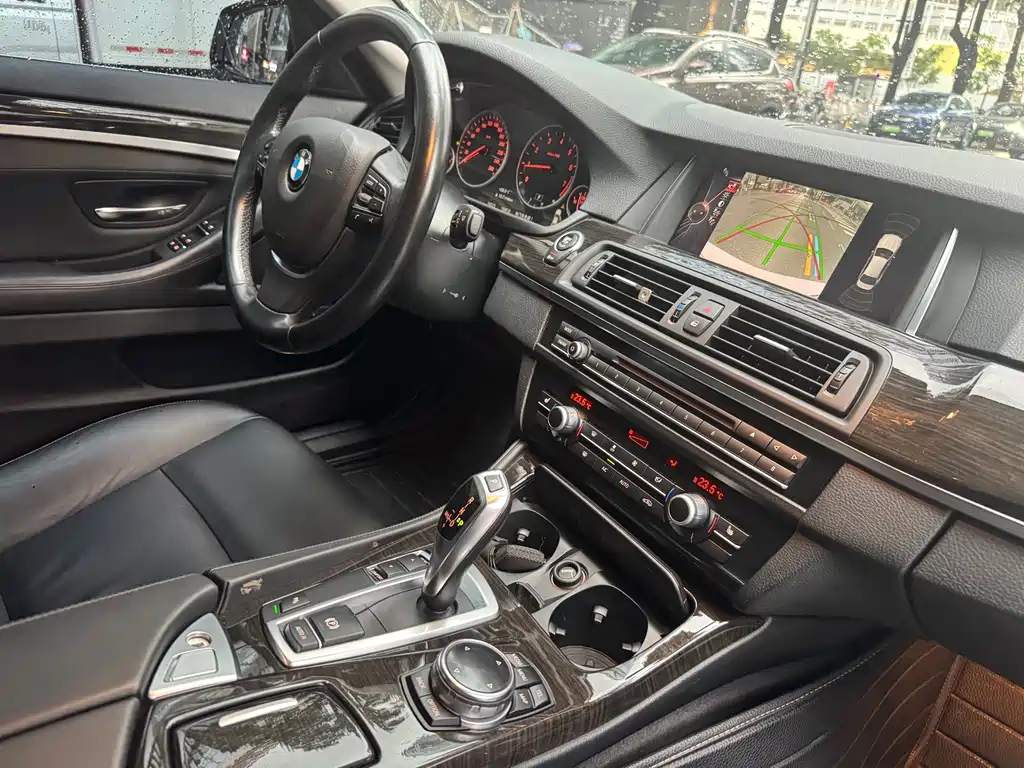 BMW 5 Series 2014 — фото 11