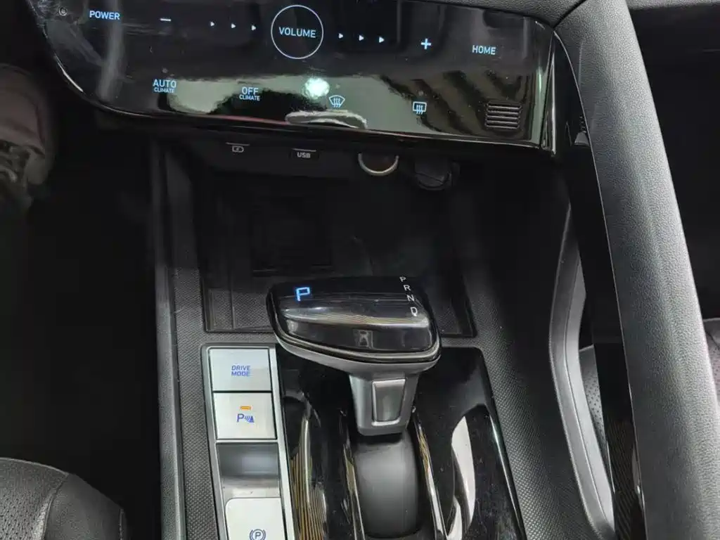 Hyundai Elantra 2023 — фото 11