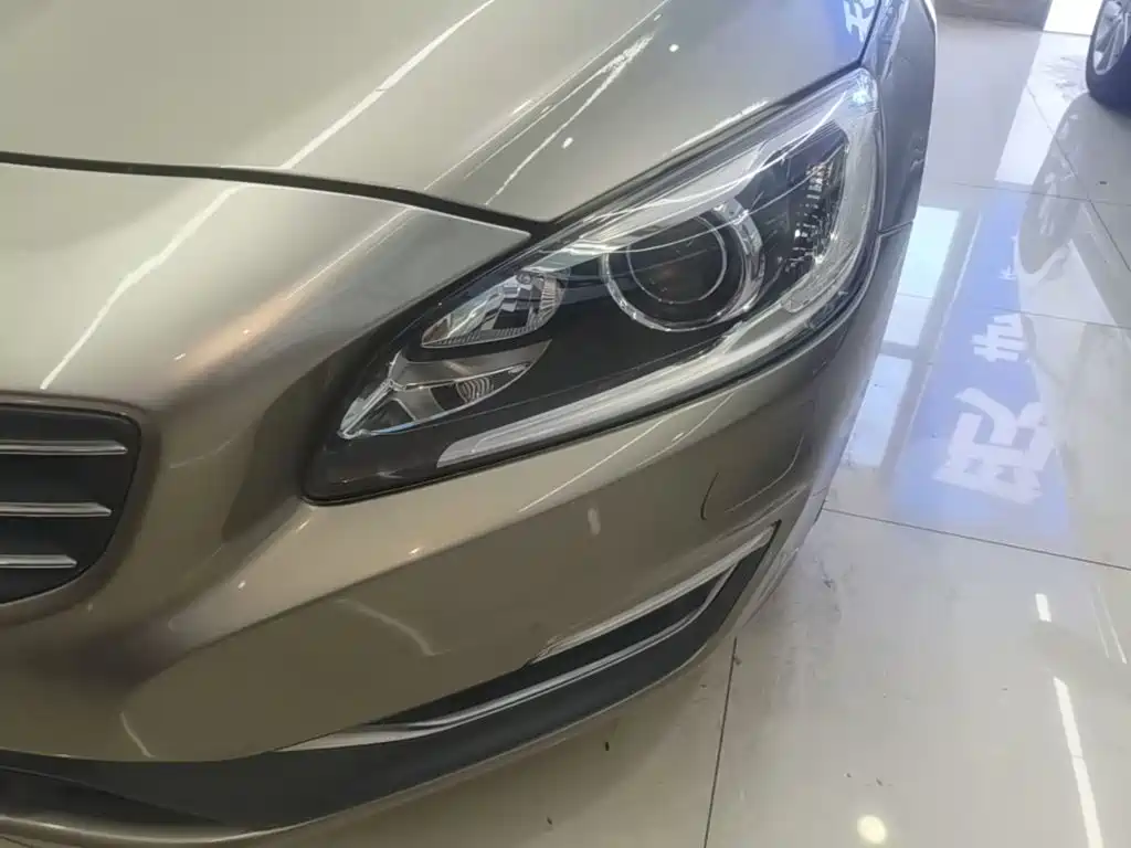 Volvo V60 2017 — фото 24