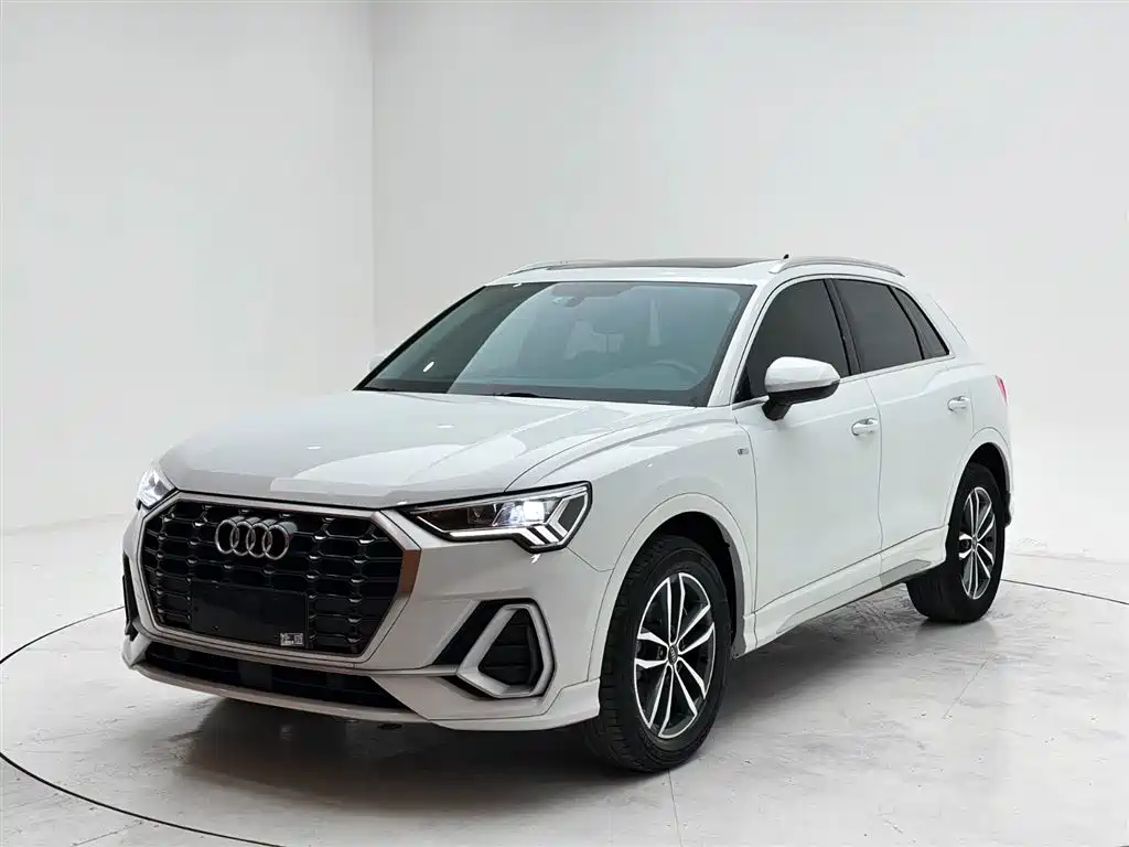 Audi Q3 2021 — фото 1
