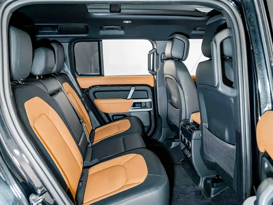 Land Rover Defender 2023 — фото 27