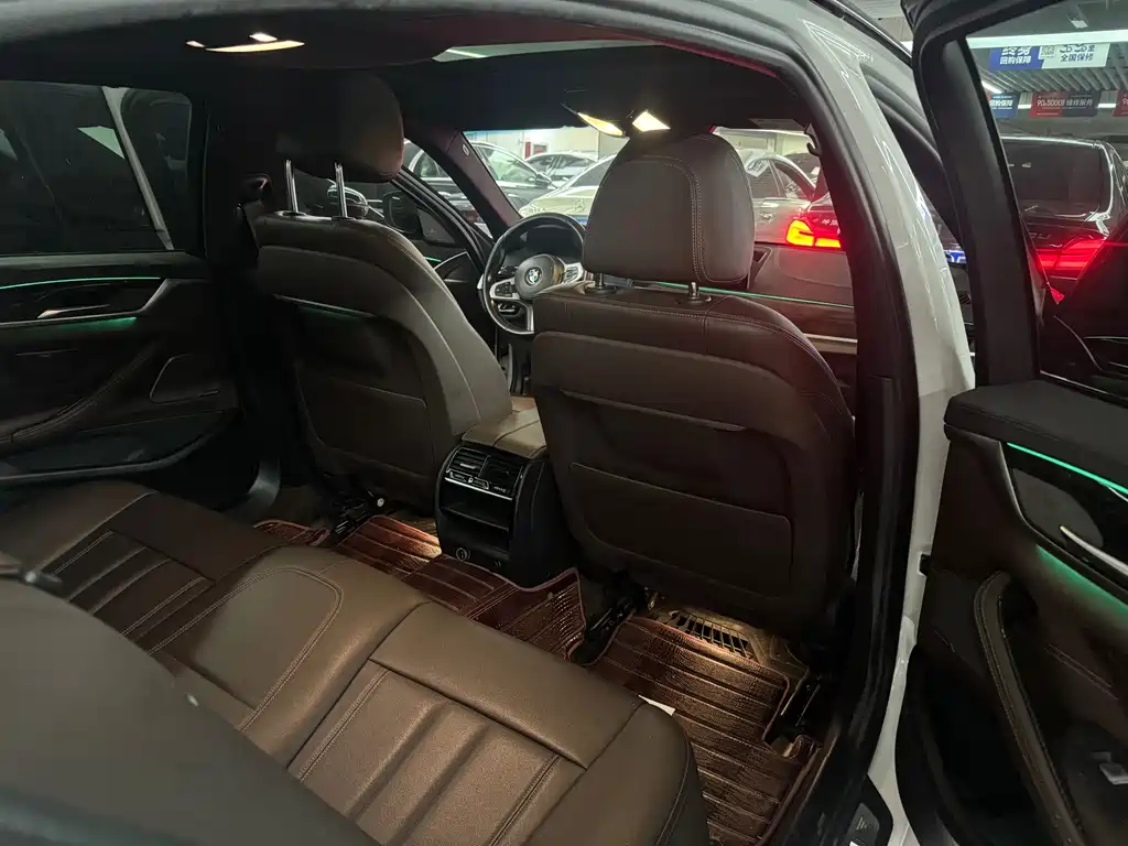 BMW 5 Series 2019 — фото 14